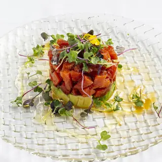 Tartar de salmón Real con aguacate fresco y rúcula al aliño de lima
