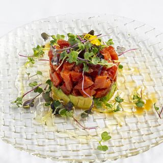 Tartar de salmón Real con aguacate fresco y rúcula al aliño de lima