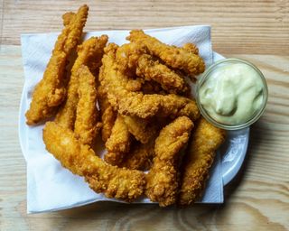 Tiras de pollo con salsa de miel y mostaza 