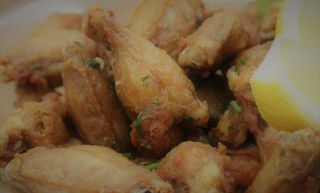 Пилешки крилца със соев сос, бяло вино, чесън, копър и лимон (1кг)