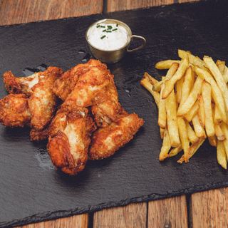 Meniu aripioare crocante, cartofi prajiti, sos de usturoi, Coca Cola 330 ml