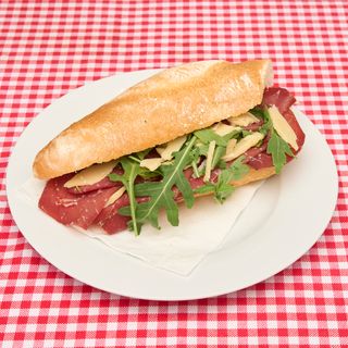 Panino con bresaola, rucola e grana