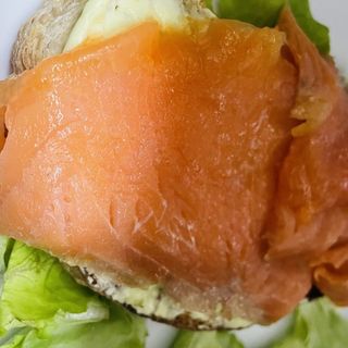 BRUSCHETTA CON SALMONE E GUACAMOLE