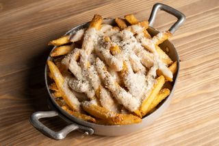 Patatine con crema cacio e pepe