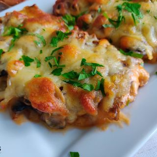 Schab z pieczarkami i cebulką