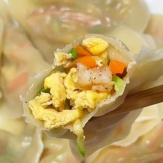 Ravioli con uova, zucchine e carote