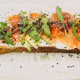 Café + Tostada De Aguacate Y Queso Burgos