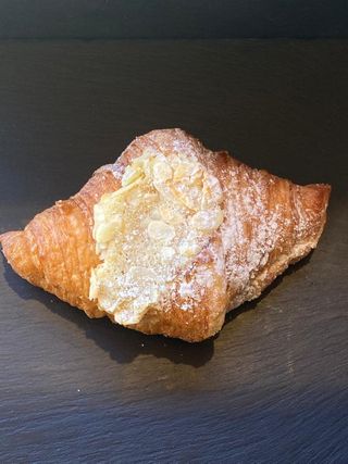 Croissant fourré aux amandes