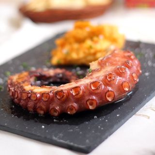 Pulpo A La Brasa Con Patata Picantona