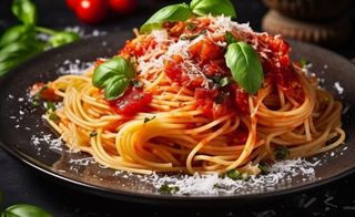 სპაგეტი პომიდორი და ყველი