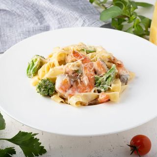 Фарфалле Сальмоне с семгой и креветками в сливочном соусе