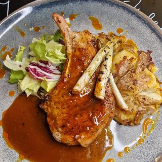 Tomahawk de Porc la Grill cu Cartofi Zdrobiti si Sos Demiglace