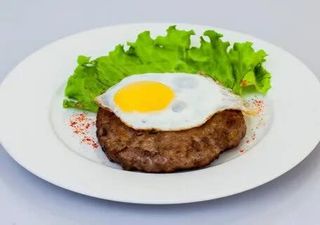 Бифштекс рубленый с яйцом