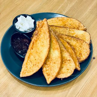 Пържени филийки с домашно сладко и сирене