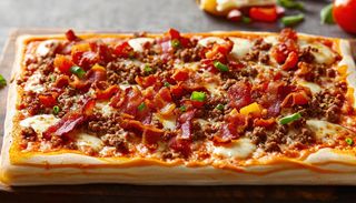 Pizza Americana (30 X 40 Cm.)