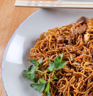 Tallarines fritos con pollo 