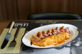 Torrezno con patatas revolconas