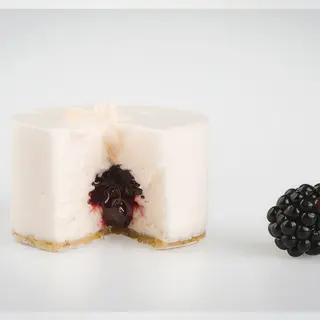 677 Mini mousse cioccolato bianco al cuore di more