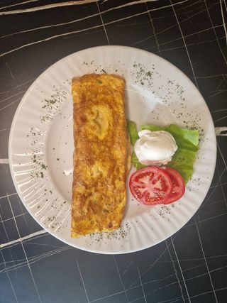 Rolovani omlet sa dimljenim sirom i piletinom