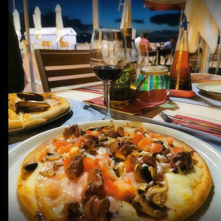 Pizza Vivaldi (Jamón, Alcachofas, Champiñones y salami)