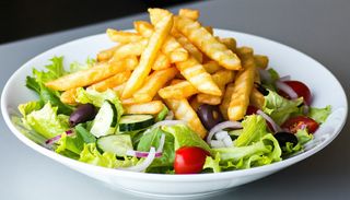 Insalata con pattatine fritte