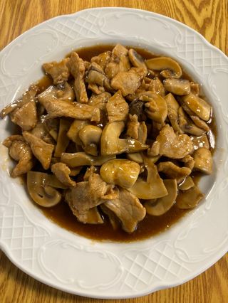 Cerdo con champiñón y seta china