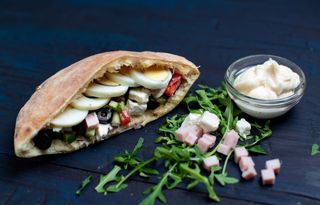 Chifla cu salata Bulgareasca