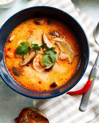 Том ям с морепродуктами