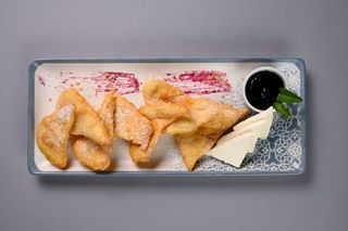 Домашни мекици  гарнирани със сирене, домашно сладко или мед.