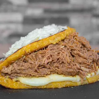 Cachapa de Carne Mechada 