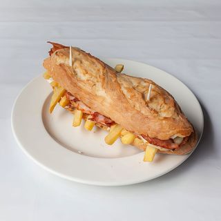 Bocadillo de lomo con queso, bacon, txaka y patatas fritas