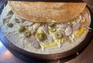 Crepe De Huevo, Pollo, Aceituna Y Queso