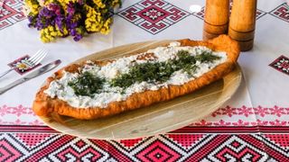 Langos cu brânză și mărar