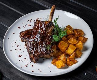 Costite de vitel inabusite cu cartofi chilli