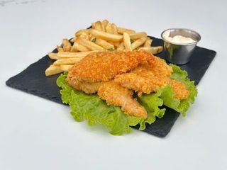 CRISPY CHICKEN CU GARNITURA