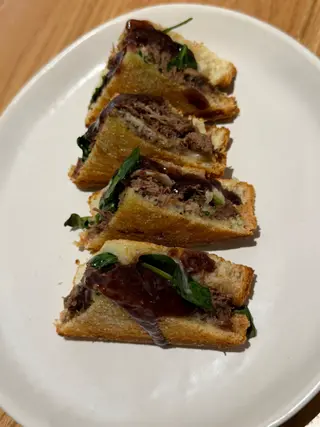 Brioche tostado de carrillera, parmesano y trufa