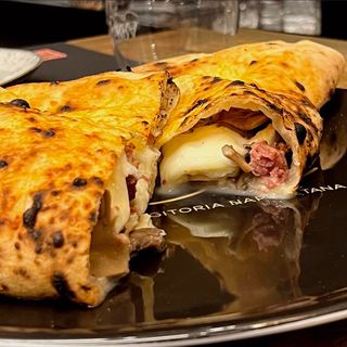 Calzone con salchicha y setas