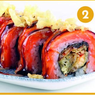 Uramaki z opalanym łososiem teryiaki i węgorzem w tempurze