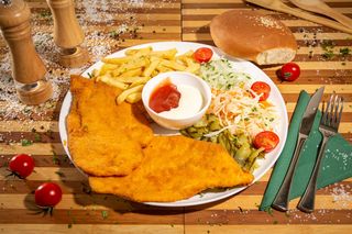 Snitel de pui la farfurie