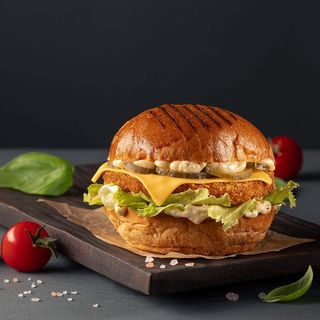 Бургер з курячою котлетою та соусом Дор Блю