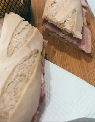 Baguete com presunto