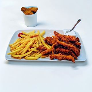 Crispy strips, cartofi prăjiți și sos de smântână cu usturoi