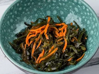 Морська капуста з часником та морквою (100g)