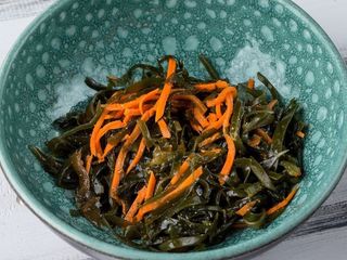 Морська капуста з часником та морквою (100g)