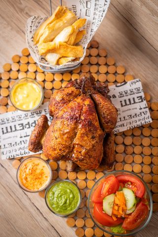 1/2 Pollo  Al Carbón Con Patatas O Ensalada