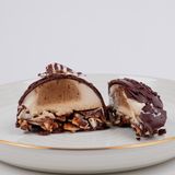 Бадемова сфера с крокан от филиран бадем и кокосов чипс (90гр)