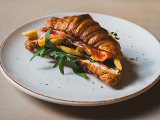 კრუასანის სენდვიჩი ორაგულით