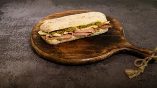 Sendvič sa mortadelom i pestom