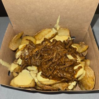 Patatas Con Cheese & Carne Mechada (Mediana)