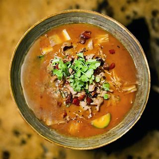 Rebanadas de ternera escalfadas en aceite de chili picante